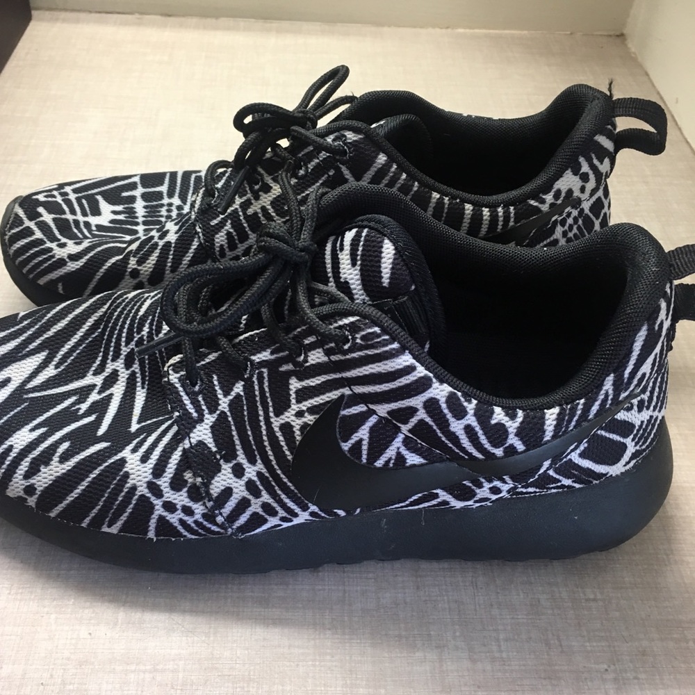 Nike Black and White Pattern Roshes